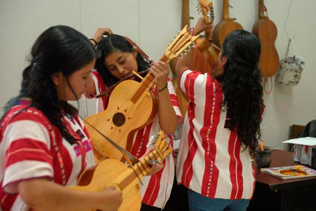 Fotografía fechada el 11 de septiembre de 2019, que muestra a mujeres tzeltales, alistando sus instrumentos musicales en la comunidad de Oxchuc, en el estado de Chiapas (México). Las mujeres tzeltales del sureste de México rompen barreras para interpretar la música ancestral de sus pueblos cuya ejecución estaba reservada para los hombres en una lucha en la algunas ganan el respeto y reconocimiento y otras acaban por desistir ante la discriminación de género. © EFE|Carlos López