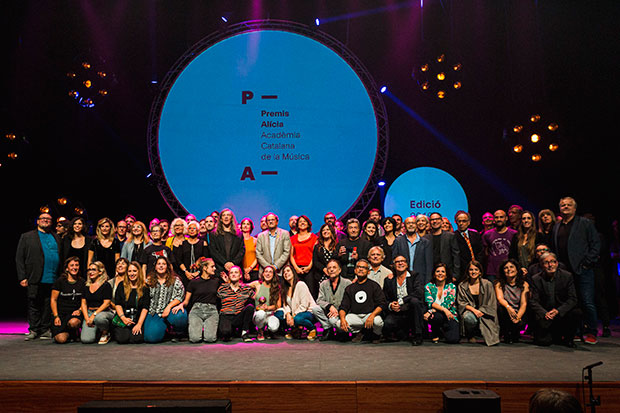 Foto de familia con los ganadores y finalistas de los primeros Premios Alícia. En el centro, Gerard Quintana, presidente de la Acadèmia Catalana de la Música y Quim Torra, presidente de la Generalitat de Catalunya. © Silvia Poch