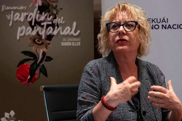 Marina Rossell habla durante una conferencia de prensa este martes con motivo de la presentación de la obra «Bienvenidos al Jardín del Pantanal» del coreógrafo español Ramón Oller, en Asunción (Paraguay). © EFE|Martín Crespo