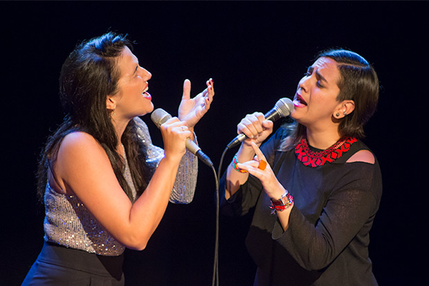 Alba Carmona con Marta Gómez. © Xavier Pintanel