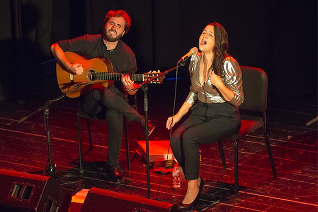 Alba Carmona con Jesús Guerrero interpretan «Alfonsina y el mar». © Xavier Pintanel