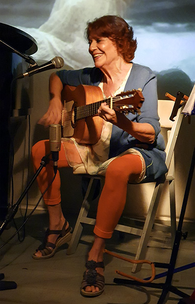 Julia León en la presentación del disco y el libro «Que soy del aire» en Barcelona. © Xavier Pintanel