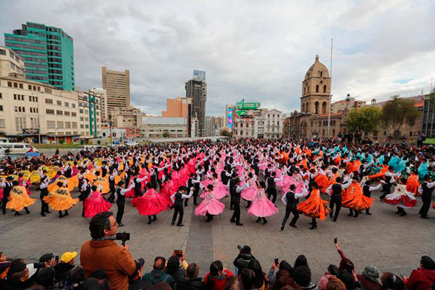 Cientos de jóvenes bolivianos fueron registrados este jueves al participar en un multitudinario baile de la cueca paceña, en La Paz (Bolivia). © EFE|Martín Alipaz