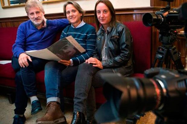 Los directores del documental «Labordeta, un hombre sin más», Gaizka Urresti, y Paula Labordeta, junto a la periodista Ángela Labordeta, durante los preparativos de la presentación de la obra audiovisual sobre la vida del cantautor, político y escritor aragonés que se rueda en varios exteriores de Zaragoza y que llega al Café Levante, cuyas tertulias tanto le marcaron, este jueves, en la ciudad aragonesa de Zaragoza. © EFE|Toni Galán