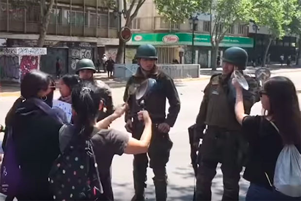 «Cacerolazo», una canción de Ana Tijoux para apoyar las protestas en Chile.