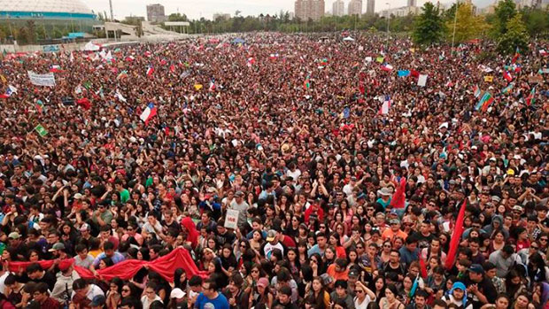 Ciudadanos acuden a un concierto por «El derecho de vivir en paz» en contra del Gobierno y los actos de violencia este domingo en el parque O’Higgins en Santiago (Chile). © EFE|Jose Caviedes