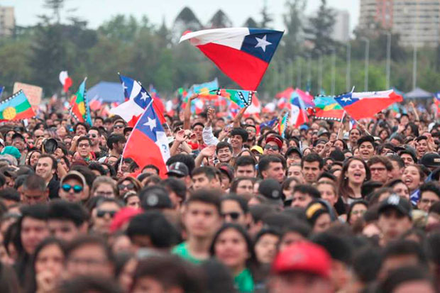 Ciudadanos acuden a un concierto por «El derecho de vivir en paz» en contra del Gobierno y los actos de violencia este domingo en el parque O’Higgins en Santiago (Chile). © EFE|Jose Caviedes