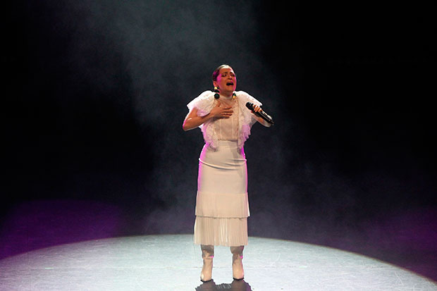 La cantante mexicana Natalia Lafourcade se presenta este lunes durante el concierto «Un Canto por México» en el Auditorio Nacional en Ciudad de México (México). © EFE|Mario Guzmán