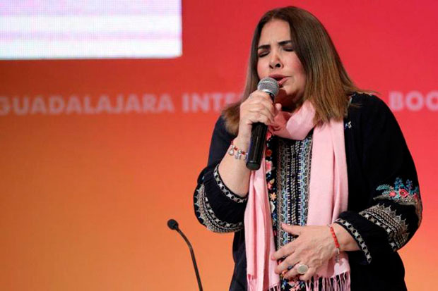 Fotografía tomada en noviembre de 2017 en la que se registró a la cantante peruana Tania Libertad, durante la celebración del 50 aniversario del libro «Cien años de soledad», en Guadalajara (México) © EFE|Ulises Ruiz Basurto