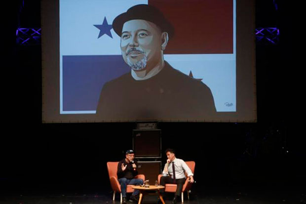 El cantautor panameño Rubén Blades habla con el director de NYU Music and Social Change Lab, Carlos Chirinos, durante el conversatorio «Música y cambio social - Inspirador principal» en Circulart, la plataforma profesional de la industria de la música latinoamericana, este viernes en Medellín (Colombia). © EFE|Luis Eduardo Noriega A.