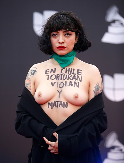 Mon Laferte protesta en la alfombra roja de los premios Grammy Latinos contra la situación en Chile.