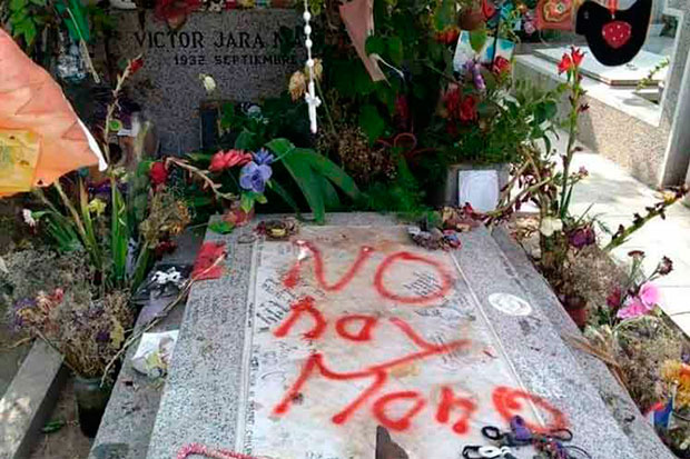 El sepulcro de Víctor Jara, amaneció este sábado con escritos con pintura roja en un hecho vandálico.