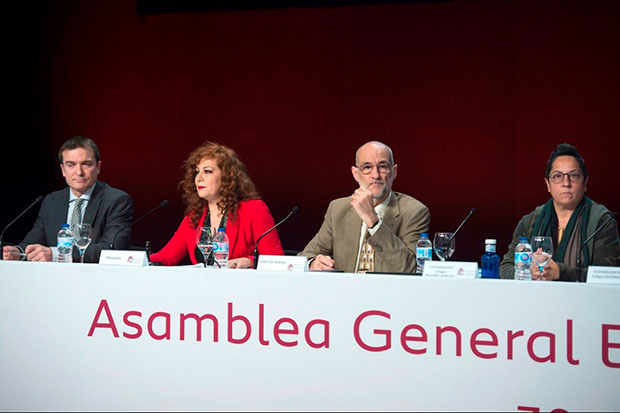 La presidenta de la SGAE, Pilar Jurado (2-d), y la vicepresidenta del Colegio de Pequeño Derecho de la SGAE, Inma Serrano (d), asisten a la jornada decisiva para el futuro de la Sociedad General de Autores (SGAE), este jueves en Madrid, en una asamblea en la que sus socios deben decidir, por tercera vez, si sacan adelante los nuevos estatutos propuestos Jurado, una reforma de la que depende también su readmisión en la confederación internacional Cisac. © EFE|Luca Piergiovanni