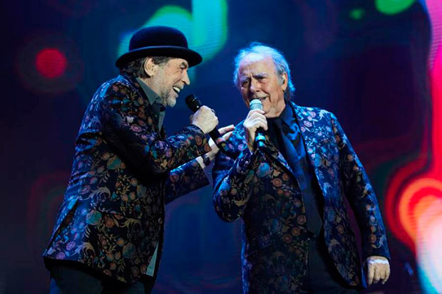 Joan Manuel Serrat y Joaquín Sabina durante una actuación dentro de su gira «No hay dos sin tres». © EFE|Alejandro García