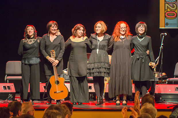 Sis veus. De izquierda a derecha: Patxi Ferrer, Eva Dénia, Lola Ledesma, Maria Amparo Hurtado, Maribel Crespo y Merxe Martínez. © Xavier Pintanel