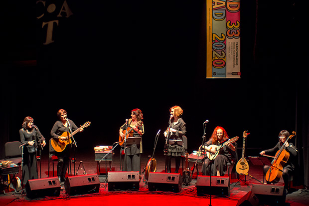 Sis veus en el festival Tradicionàrius. De izquierda a derecha: Patxi Ferrer, Eva Dénia, Lola Ledesma, Maria Amparo Hurtado, Maribel Crespo y Merxe Martínez. © Xavier Pintanel