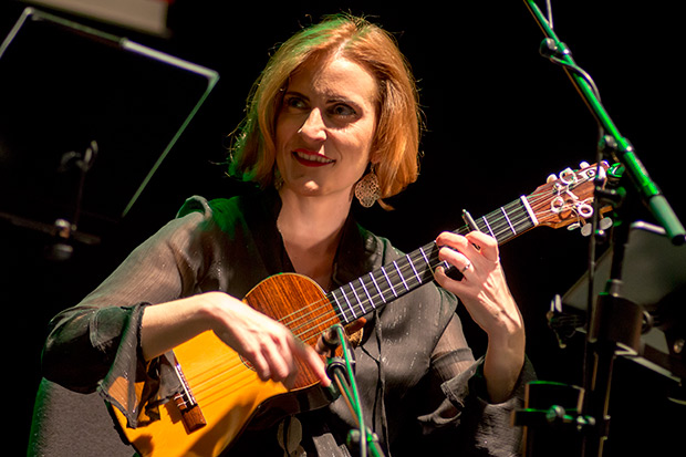 Maria Amparo Hurtado con el guitarró. © Xavier Pintanel