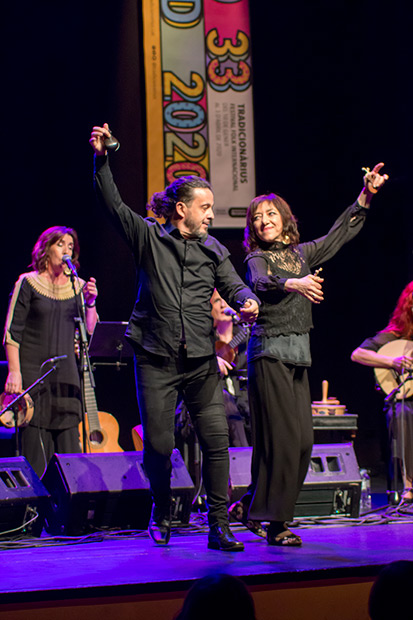 Tiempo también para bailar una jota. Ángel Irala y Patxi Ferrer. © Xavier Pintanel