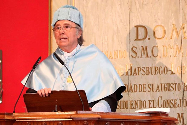Joan Manuel Serrat tras ser investido este viernes doctor honoris causa por la Universidad de Zaragoza. © EFE | Javier Cebollada