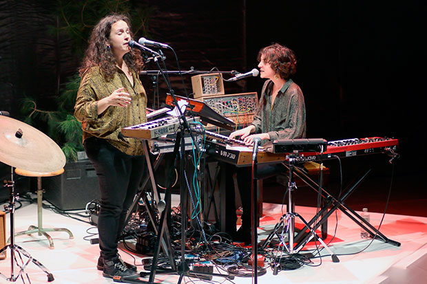 Joana Gomila y Laia Vallès en su reciente presentación del pasado 27 de febrero en el festival Tradicionàrius. © Xavier Pintanel