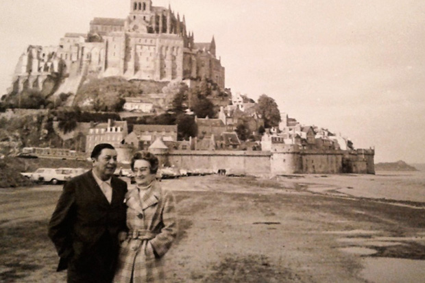 Con Nenette, en Francia, y la abadía de Mont Saint Michel detrás.