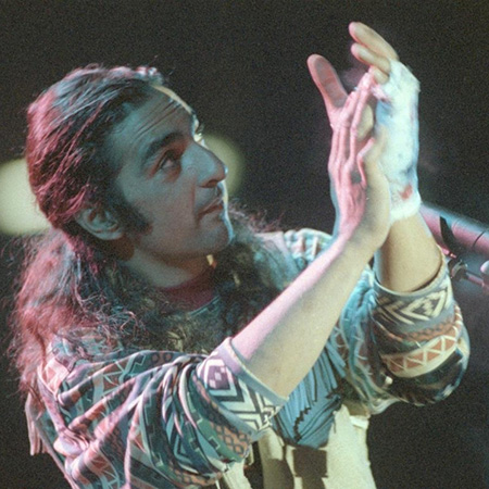 Antonio Flores, durante su último concierto, fue en Pamplona tras la muerte de su madre, a quien dedicó la gala. En algunos momentos del recital alzó su mirada al cielo como recordando a su madre. © EFE|Jesús Diges