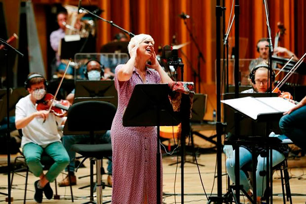 La cantante Pasión Vega y la Orquesta Sinfónica del Principado de Asturias (OSPA) participan este jueves en un ensayo para la grabación de un audiovisual en el que se homenajea a los cantautores Víctor Manuel, Joan Manuel Serrat y Carlos Cano. © EFE|J.L.Cereijido