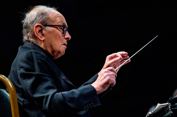 El compositor y director de orquesta italiano Ennio Morricone, durante un concierto ofrecido en el WiZink Center de Madrid en mayo de 2019. © EFE|Rodrigo Jiménez