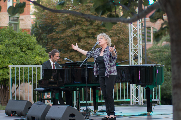 Marina Rossell acompañada al piano por Xavi Lloses. © Xavier Pintanel