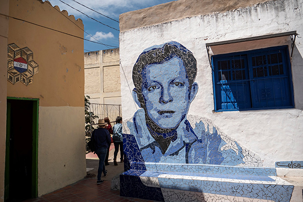 Mural que retrata al músico José Asunción Flores, creador de la guarania, en su casa natal del barrio La Chacarita en Asunción (Paraguay). © EFE|Martín Crespo