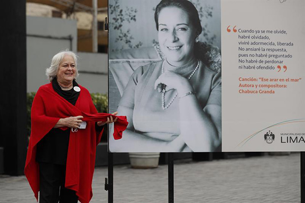 Teresa Fuller, hija de Chabuca Granda, posa junto a un retrato de su madre el 2 de septiembre de 2020 en la Alameda Chabuca Granda, en el centro de Lima (Perú). © EFE/Paolo Aguilar