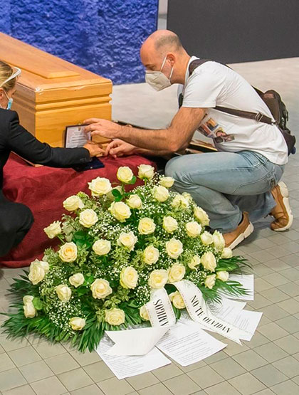 Nicolás, hijo del cantautor y escritor turolense Joaquín Carbonell, coloca ante el féretro de su padre la Medalla al Mérito Cultural que le otorgó el pasado 2019 el Gobierno de Aragón en la capilla ardiente instalada en el Museo Pablo Serrano de Zaragoza para honrar al que fuera uno de los referentes de la canción aragonesa de los últimos 50 años, que falleció ayer sábado de una neumonía derivada del coronavirus. © EFE|Javier Cebollada