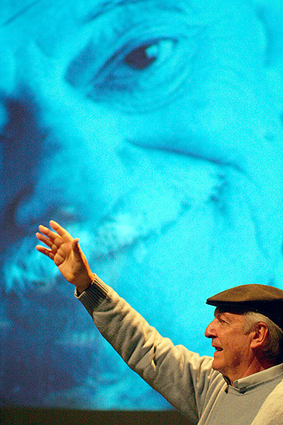 Daniel Viglietti en un homenaje a Mario Benedetti en Barcelona en 2011. © Xavier Pintanel