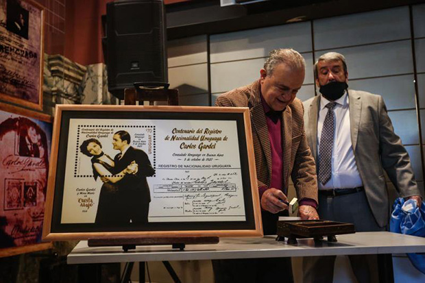 El director general de Cultura de la Intendencia de Tacuarembó, Carlos Arezo, participa en la presentación del sello conmemorativo por los 100 años de la cédula uruguaya del cantante de tango Carlos Gardel, el 8 de octubre de 2020, en Montevideo (Uruguay). © EFE|Federico Anfitti