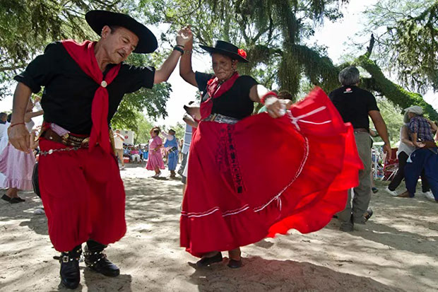 Bailanta en el Puente Pexoa en la 25 Fiesta Nacional del Chamamé. © Ministerio de Cultura de la Nación