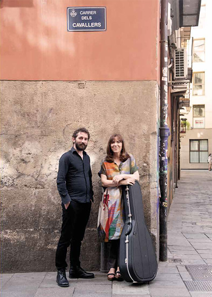 Maria del Mar Bonet y Borja Penalba en el «Carrer dels Cavallers», calle citada en su canción «Alenar», en una fotografía del interior del libreto de su nuevo disco. © Juan Miguel Morales