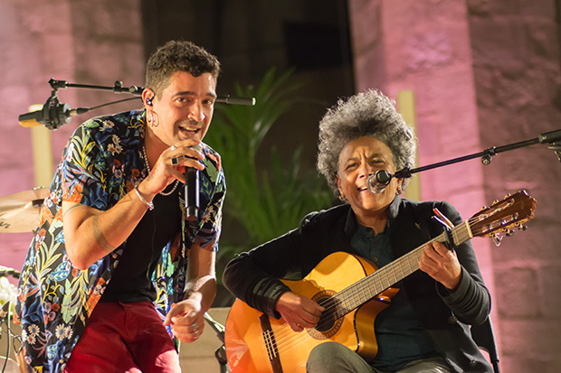 Muerdo invitó a la cubana Mane Ferret a cantar «Vente pa Barna». © Xavier Pintanel