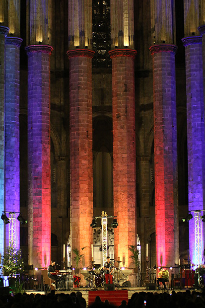 Muerdo en la Basílica de Santa María del Mar en Barcelona. © Xavier Pintanel