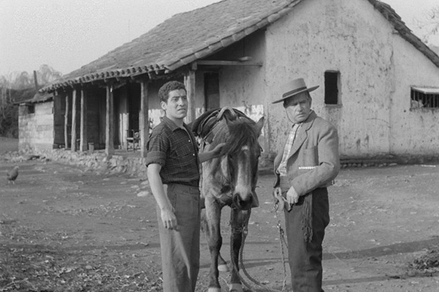 Fotograma de la película «Un viaje a Santiago» (1960) con Víctor Jara en un personaje secundario. © Cineteca Nacional