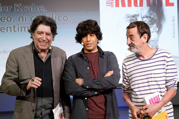 El autor de la obra, Federico Haro —en el centro— junto a los cantantes Joaquín Sabina y Javier López de Guereña en la presentación de la biografía «Javier Krahe. Ni feo, ni católico ni sentimental», este martes en el Espacio Fundación Telefónica de Madrid. © EFE|Juan Carlos Hidalgo