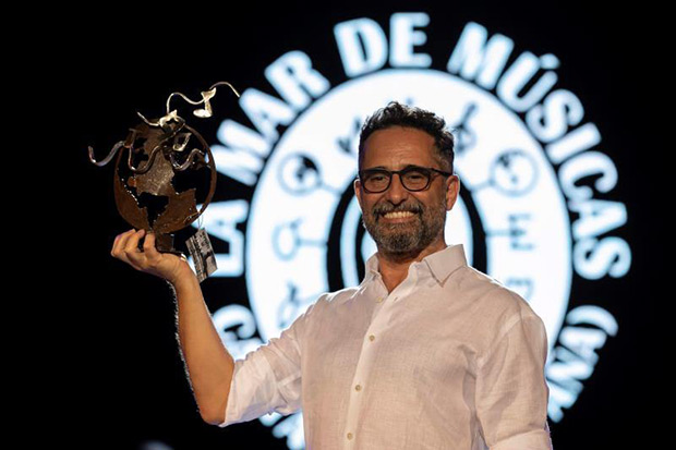 Jorge Drexler, tras recibir el premio «La Mar de Músicas 2021», antes de su actuación en el Auditorio Paco Martín de Cartagena. © EFE|Marcial Guillén