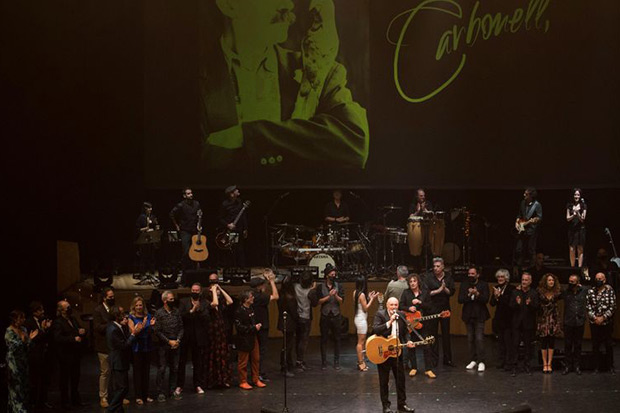 Los artistas participantes en el homenaje que el Gobierno de Aragón ha tributado al cantautor Joaquín Carbonell, fallecido en septiembre del año pasado a consecuencia de la covid, a la finalización del acto que se ha celebrado hoy martes en la sala Mozart de Zaragoza. © EFE|Toni Galán