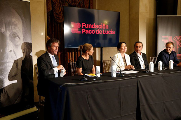 De izquierda a derecha Federico Linares, presidente de EY España; la bailaora Sara Baras, la presidenta de la Fundación Paco de Lucía y viuda del artista, Gabriela Canseco Vallejo; Pepe de Lucía, cantaor y hermano de Paco de Lucía, y Narcís Rebollo, presidente de Universal Music Ibérica, participan en la presentación de la Fundación Paco de Lucía este viernes, en el Teatro Real de Madrid. © EFE|Javier Lizón