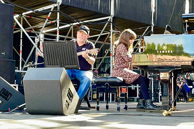 Silvio Rodríguez con su hija Malva en en el Auditorio Miguel Ríos de Rivas Vaciamadrid. © Daniel Mordzinski