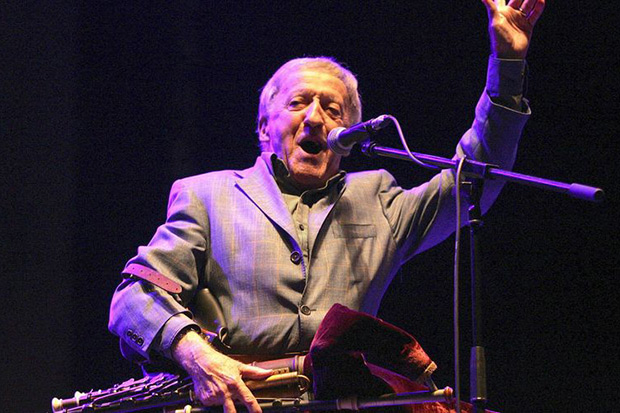 El líder de la banda irlandesa «The Chieftains», Paddy Moloney. © EFE|Kiko Delgado