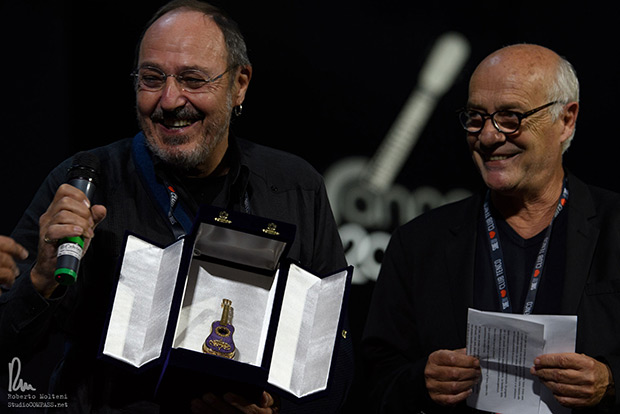 Joan Isaac (derecha) entrega a Pere Camps (izquierda) el premio Tenco al operador cultural. © Roberto Molteni