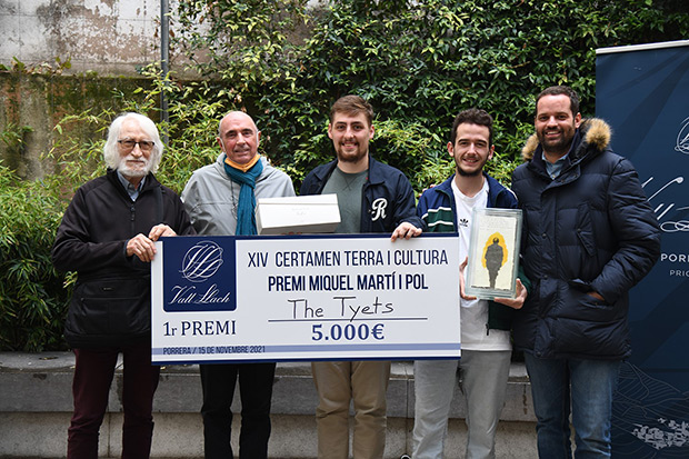 De izquierda a derecha: el poeta Enric Larreula, Lluís Llach, Oriol de Ramon y Xavier Coca (The Tyets) y Albert Costa (Celler Vall Llach). © Juan Miguel Morales