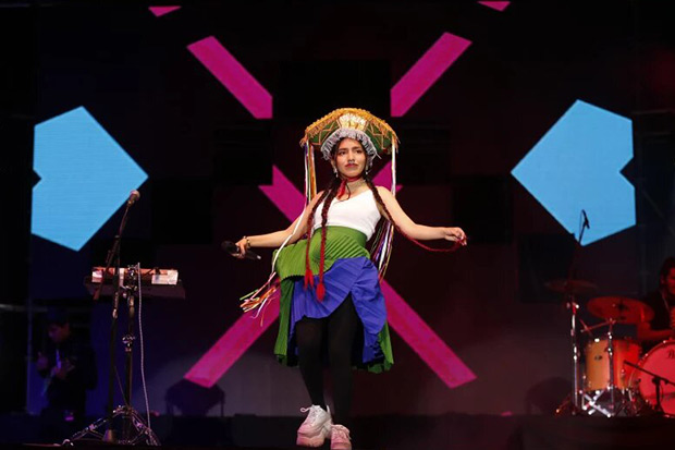 La cantante peruana Renata Flores, durante su concierto el 3 de diciembre de 2021, durante la 35 edición de la Feria Internacional del Libro de Guadalajara (FIL), en Guadalajara, estado de Jalisco (México). © EFE|Francisco Guasco
