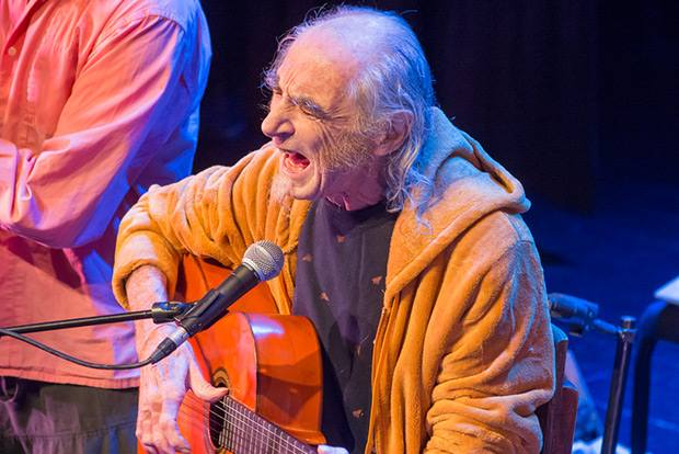 Pau Riba presentando «Jizàs de Natzarit» en el CAT de Barcelona el pasado jueves 23 de diciembre. © Xavier Pintanel