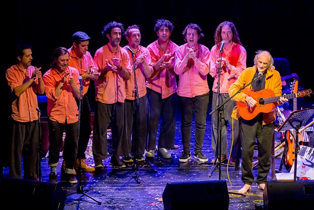 Pau Riba con The Mortimers en «Jizàs de Natzarit» en el CAT de Barcelona el pasado jueves 23 de diciembre. © Xavier Pintanel